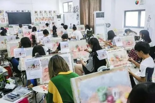 美术集训在本地找画室好，还是到外地找画室好？