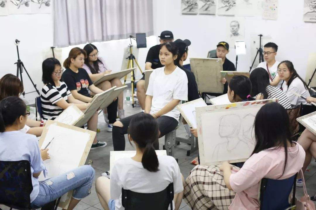 重庆美术培训画室带你看看美术生的集训生活？你真以为集训很苦？