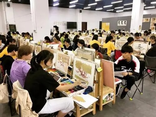 减少艺术类校考专业范围，提高文化课录取要求