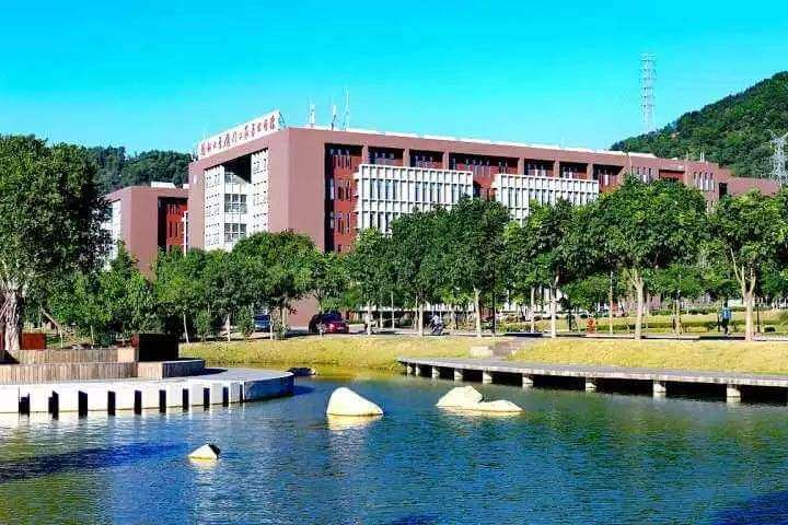 重庆美术集训画室：美术生联考没考好，还能被好的大学录取吗？