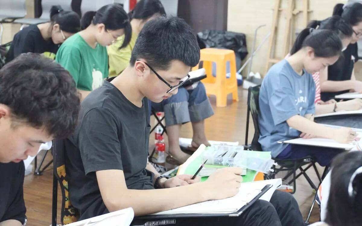 重庆美术培训：2021艺考生集训期间常见的心理问题，该如何调节？