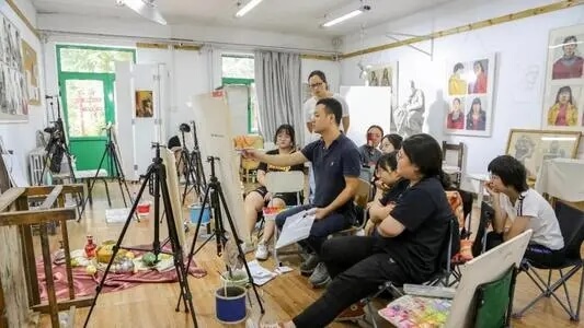 美术集训在本地找画室好，还是到外地找画室好？