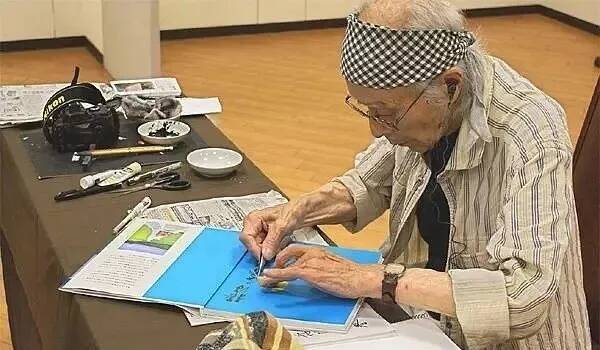 日本近100岁的老人仍在画画，重庆美术培训画室美术生你有什么理由不努力！