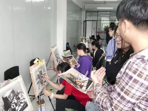 美术集训在本地找画室好，还是到外地找画室好？